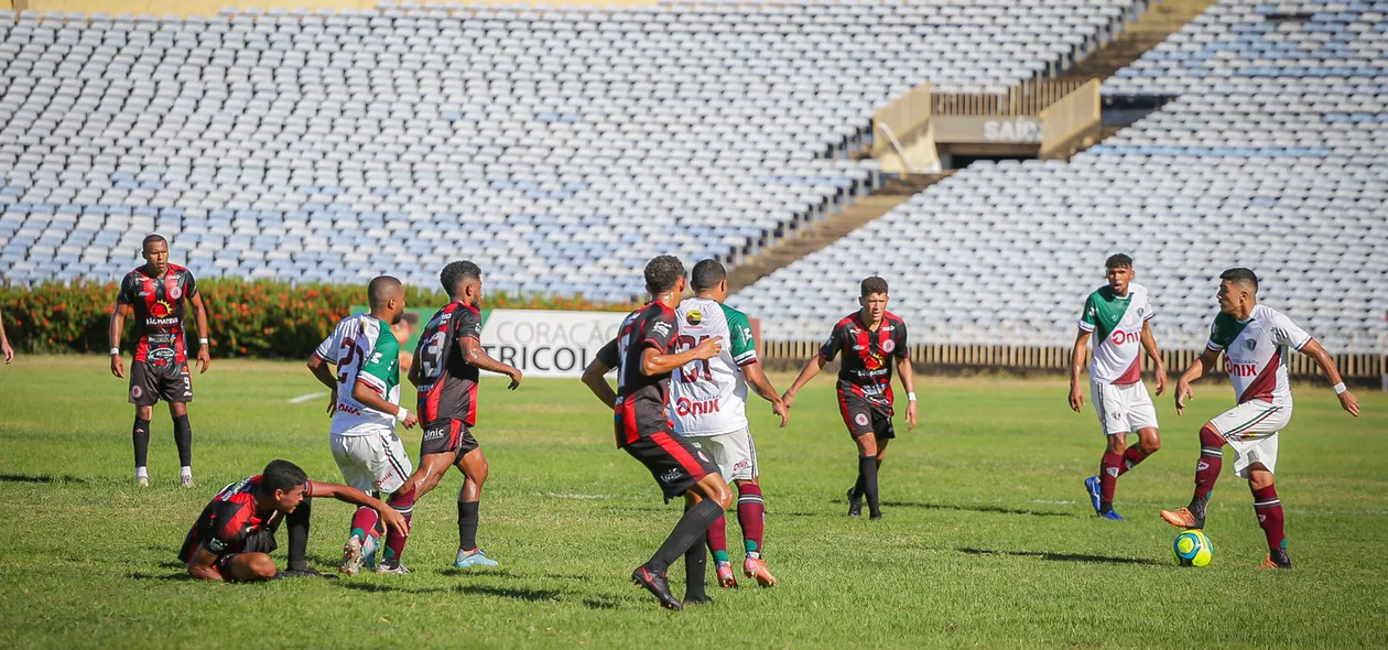 Disputa de bola entre Juventude e Fluminense