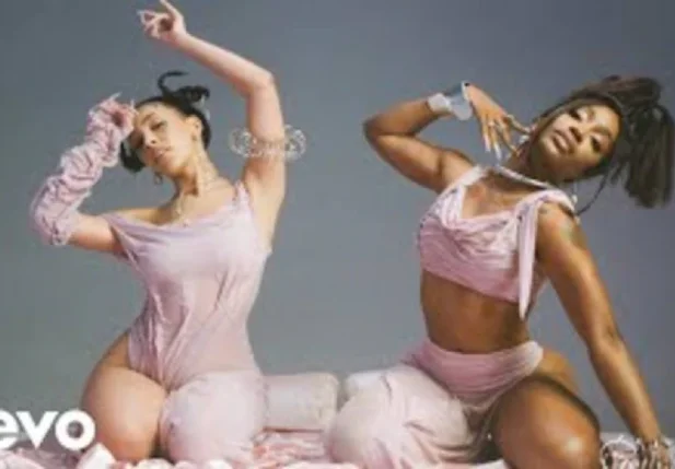 Doja Cat e SZA no clipe de Kiss Me More