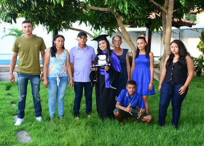 Doriete (de blusa florida), Georgina (de capelo), Doraci (de óculos), Jaqueline (de vestido azul), Lucas (de camisa azul) e Milena (de blusa preta).