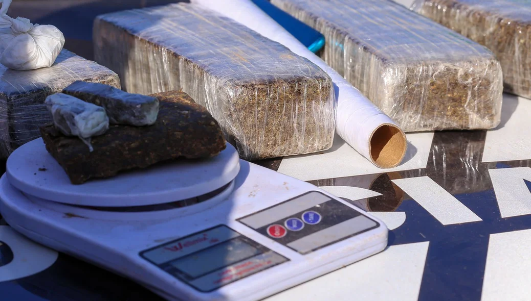 Drogas estavam enterradas no quintal da casa do suspeito