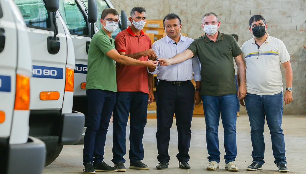 Entrega de caminhões para a agricultura familiar