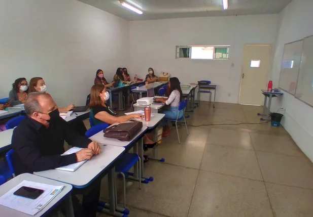 Equipe de ensino da Semec organiza ações para o 2º semestre letivo