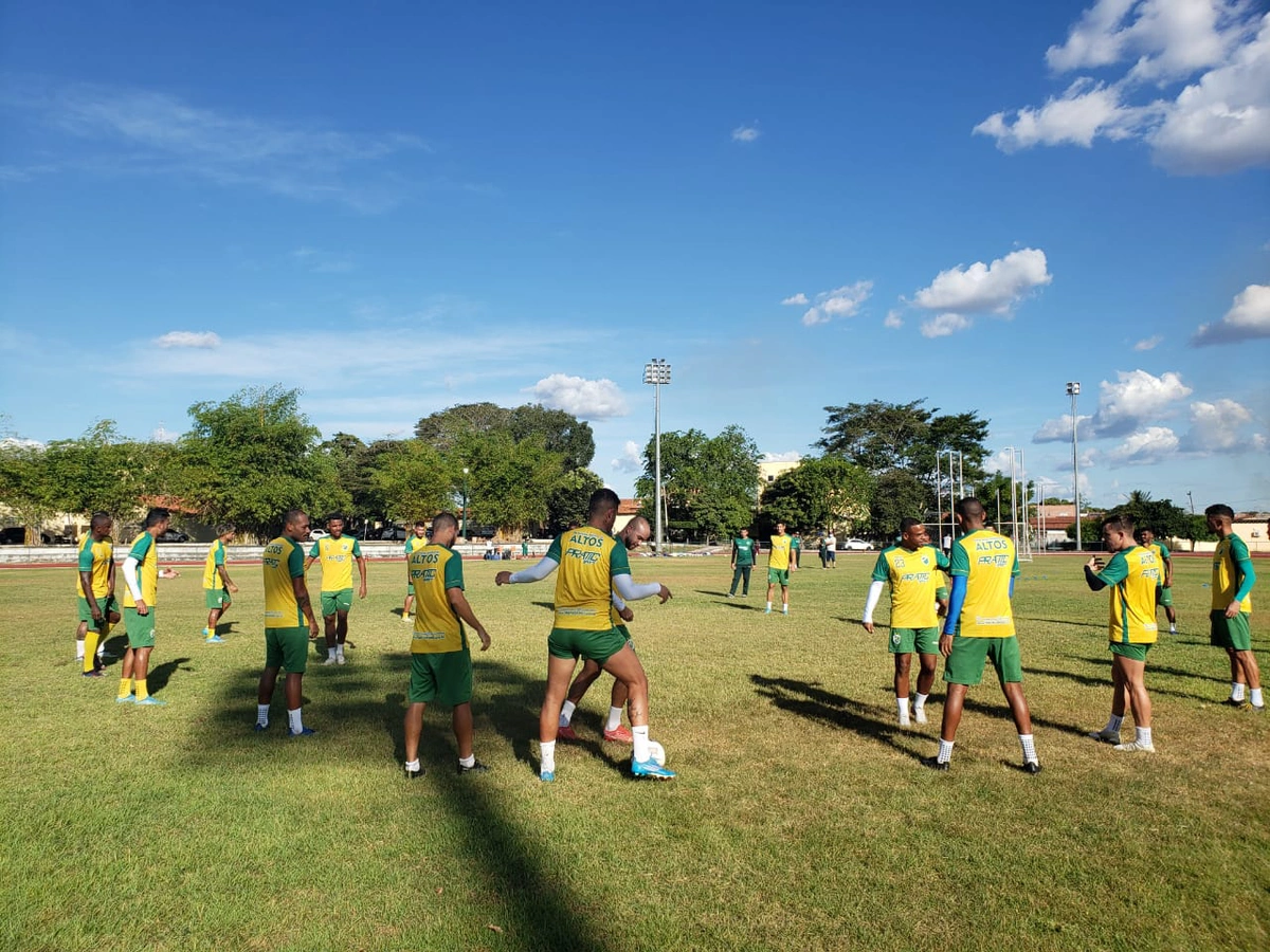 Equipe realiza aquecimento antes do treino