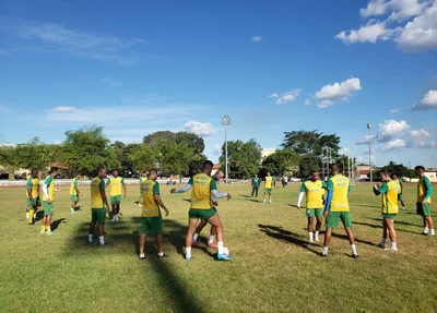 Equipe realiza aquecimento antes do treino