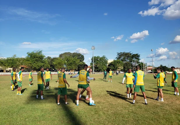 Equipe realiza aquecimento antes do treino