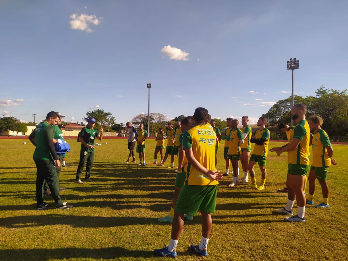 Equipe realizou último treino antes de viajar para encarar o Confiança