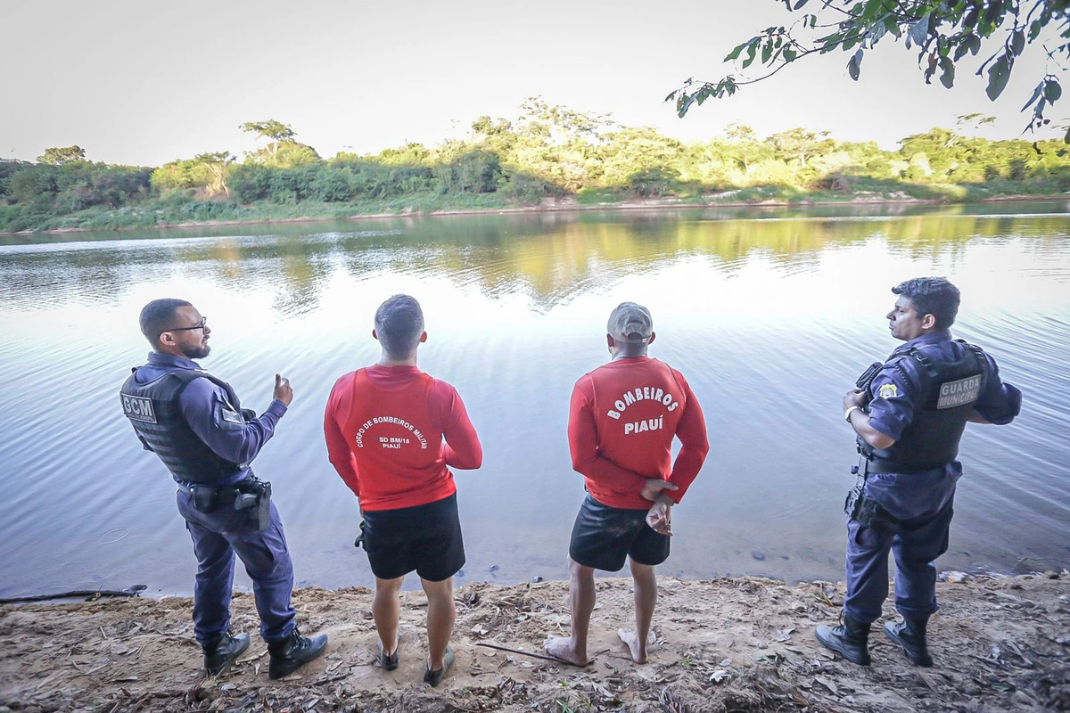 Equipes da GCM e Corpo de Bombeiros no local