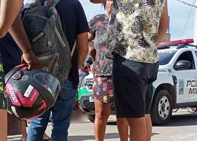 Equipes da PM de Parnaíba no local da ocorrência ao redor de curiosos
