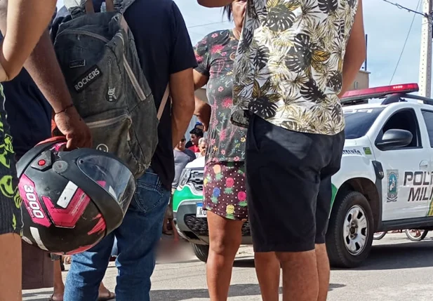 Equipes da PM de Parnaíba no local da ocorrência ao redor de curiosos