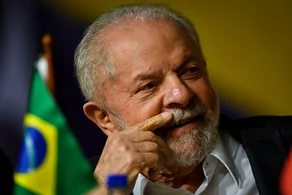 Ex-Presidente Luiz Inácio Lula da Silva com a bandeira do Brasil.