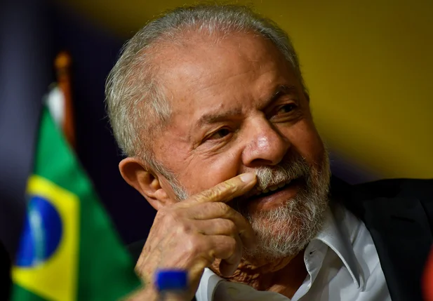 Ex-Presidente Luiz Inácio Lula da Silva com a bandeira do Brasil.