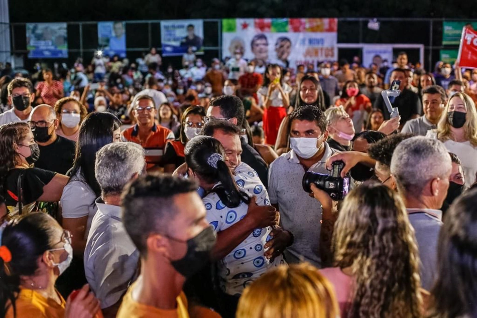 Fábio Abreu recebe carinho dos populares