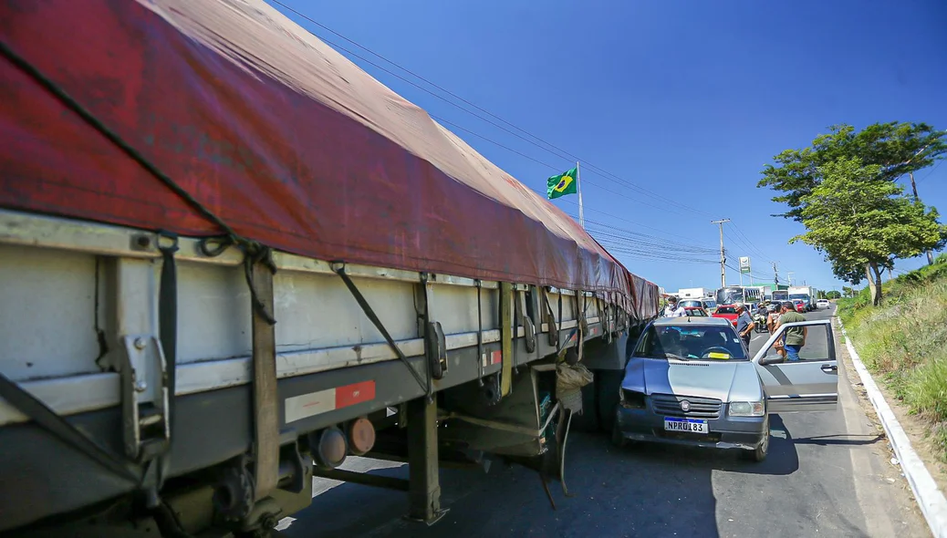 Fiat Uno foi atingido na lateral