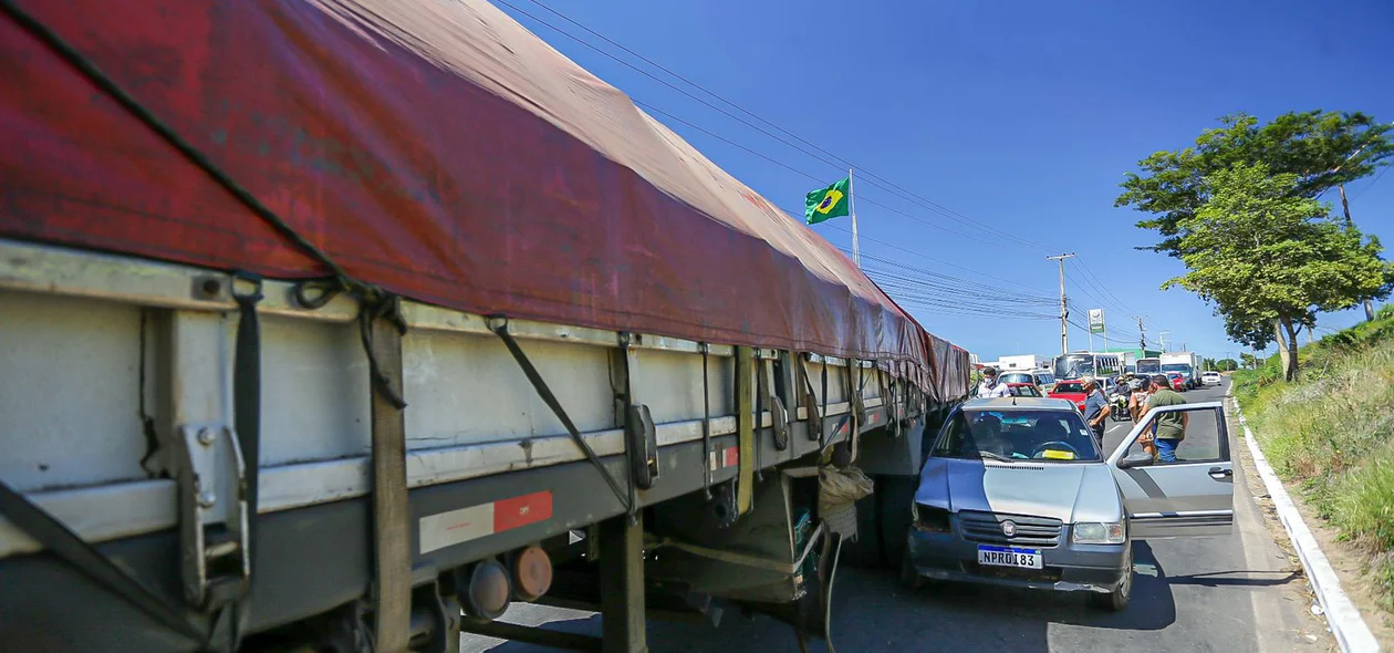 Fiat Uno foi atingido na lateral