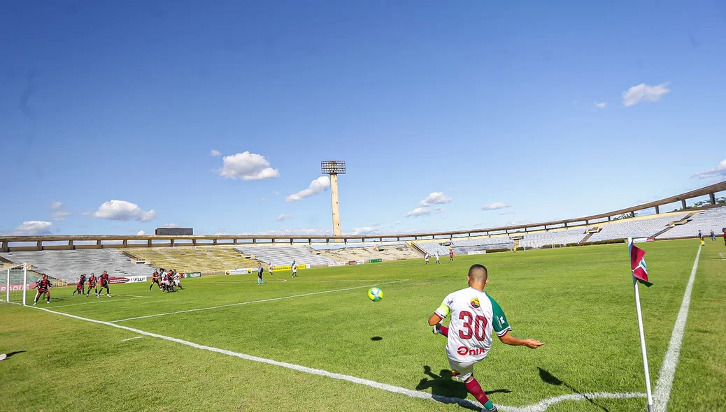 Fluminense durante cobrança de escanteio