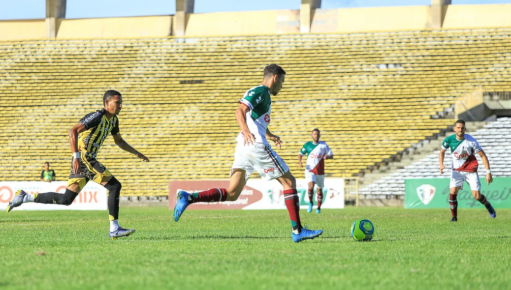 Fluminense-PI comanda posse de bola em lance no Albertão