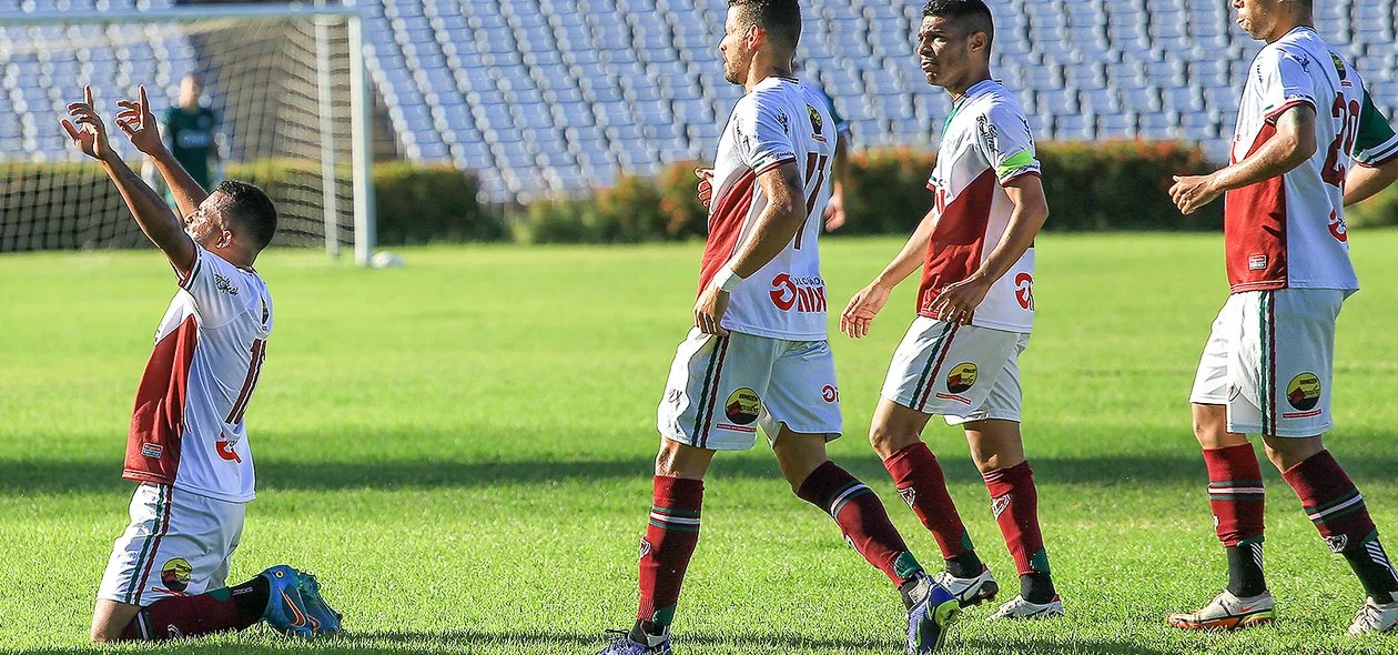Fluminense-PI comemora gol no Albertão