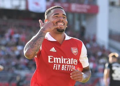 Gabriel Jesus comemora o primeiro gol com a camisa do Arsenal