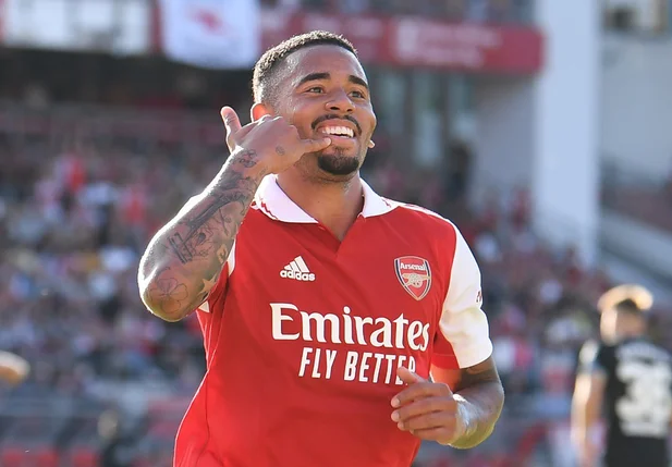 Gabriel Jesus comemora o primeiro gol com a camisa do Arsenal