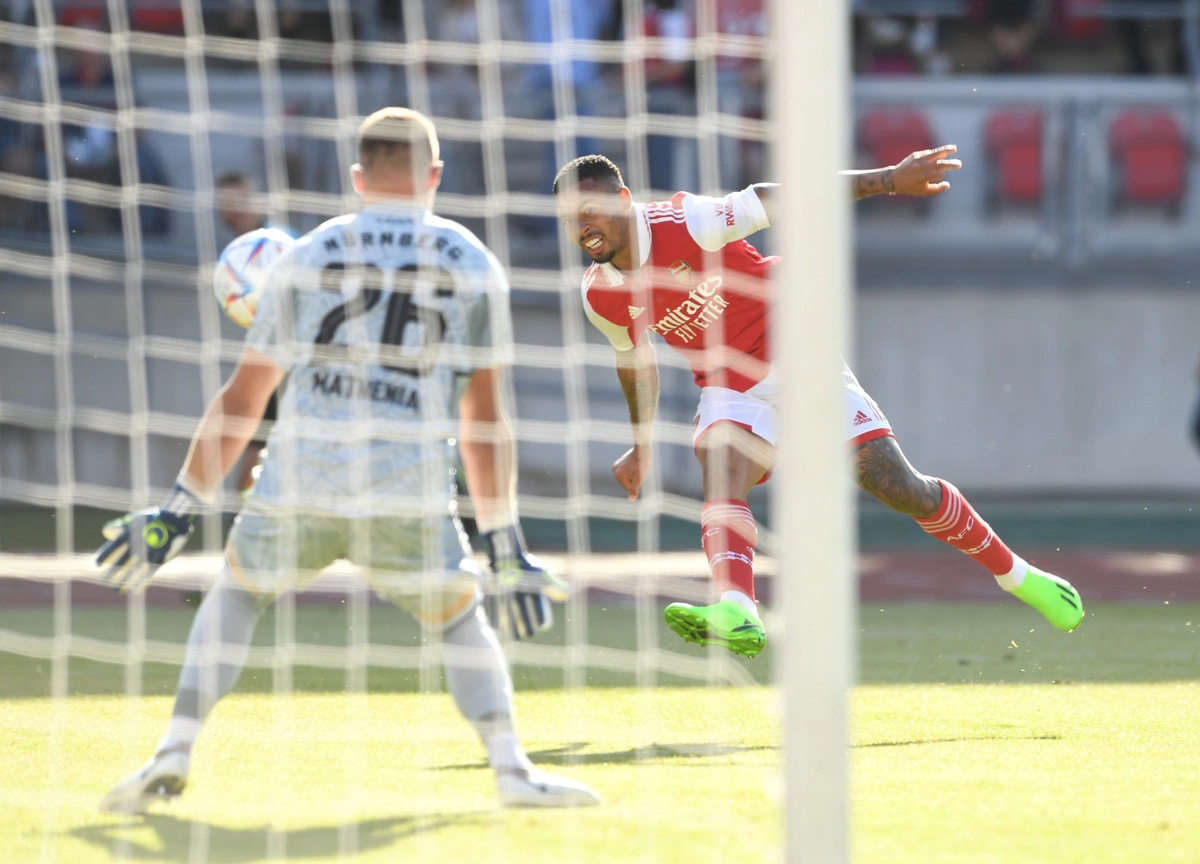 Gabriel Jesus marcou o primeiro gol com a camisa do ARsenal