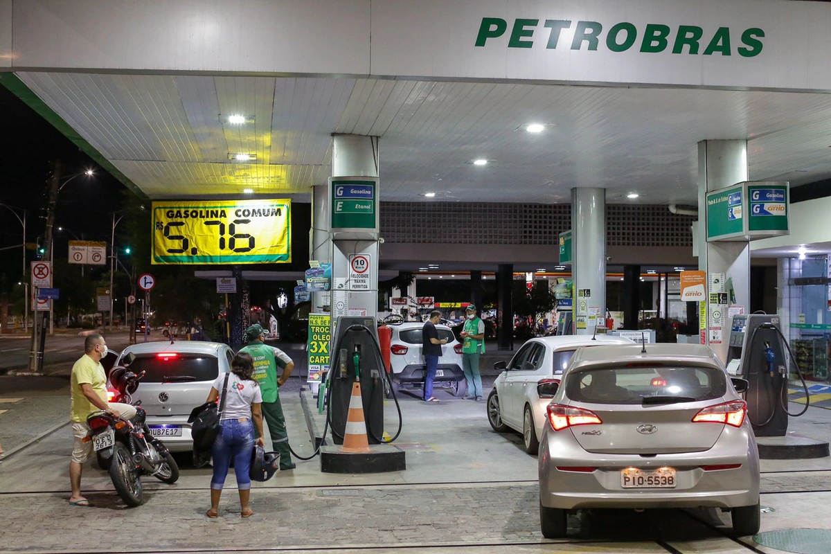 Gasolina a R$ 5,76 na Avenida Frei Serafim em Teresina