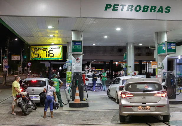 Gasolina a R$ 5,76 na Avenida Frei Serafim em Teresina