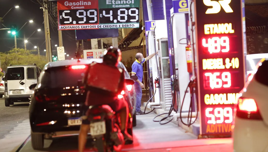 Gasolina de R$ 5,99 em posto na Avenida Miguel Rosa
