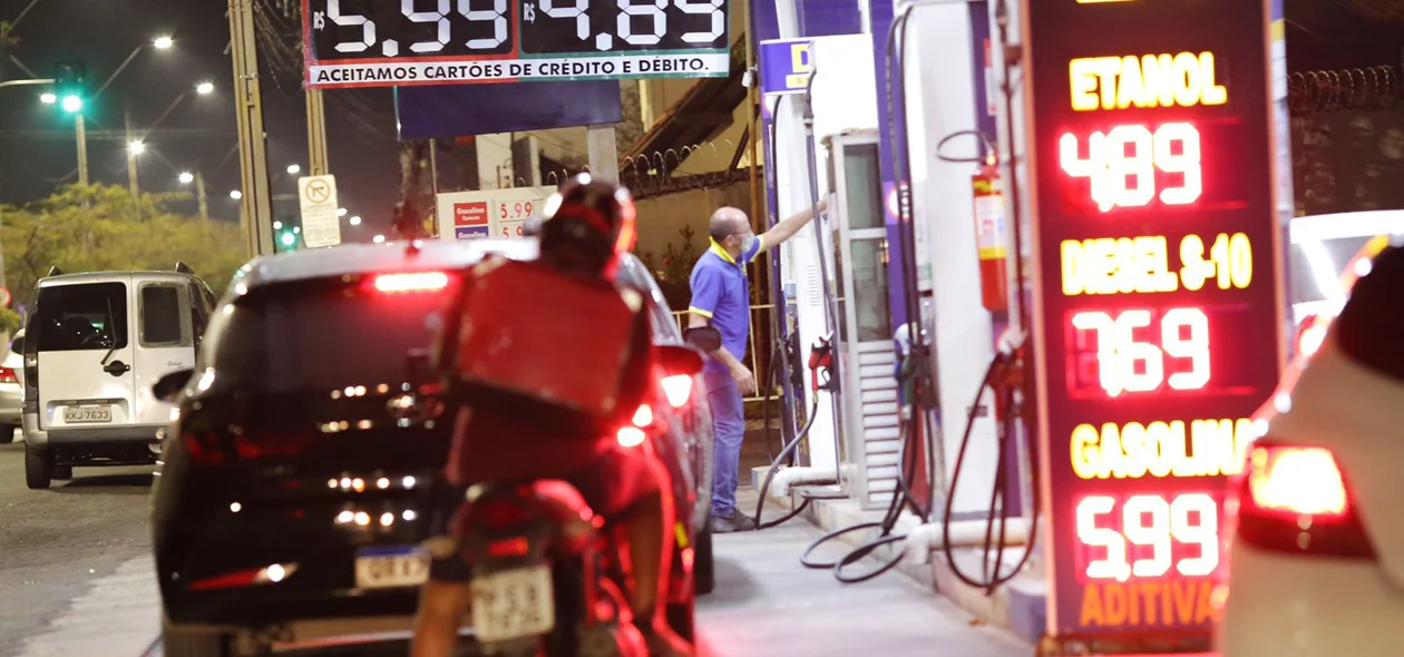 Gasolina de R$ 5,99 em posto na Avenida Miguel Rosa