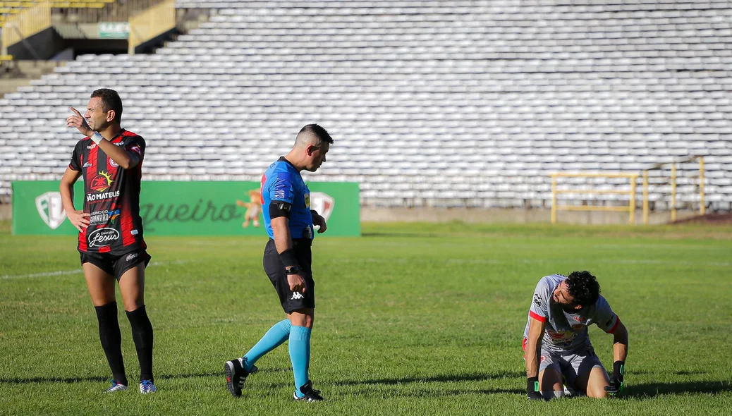 Goleiro do Juventude recebendo advertencia do Árbitro