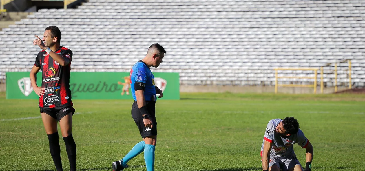 Goleiro do Juventude recebendo advertencia do Árbitro