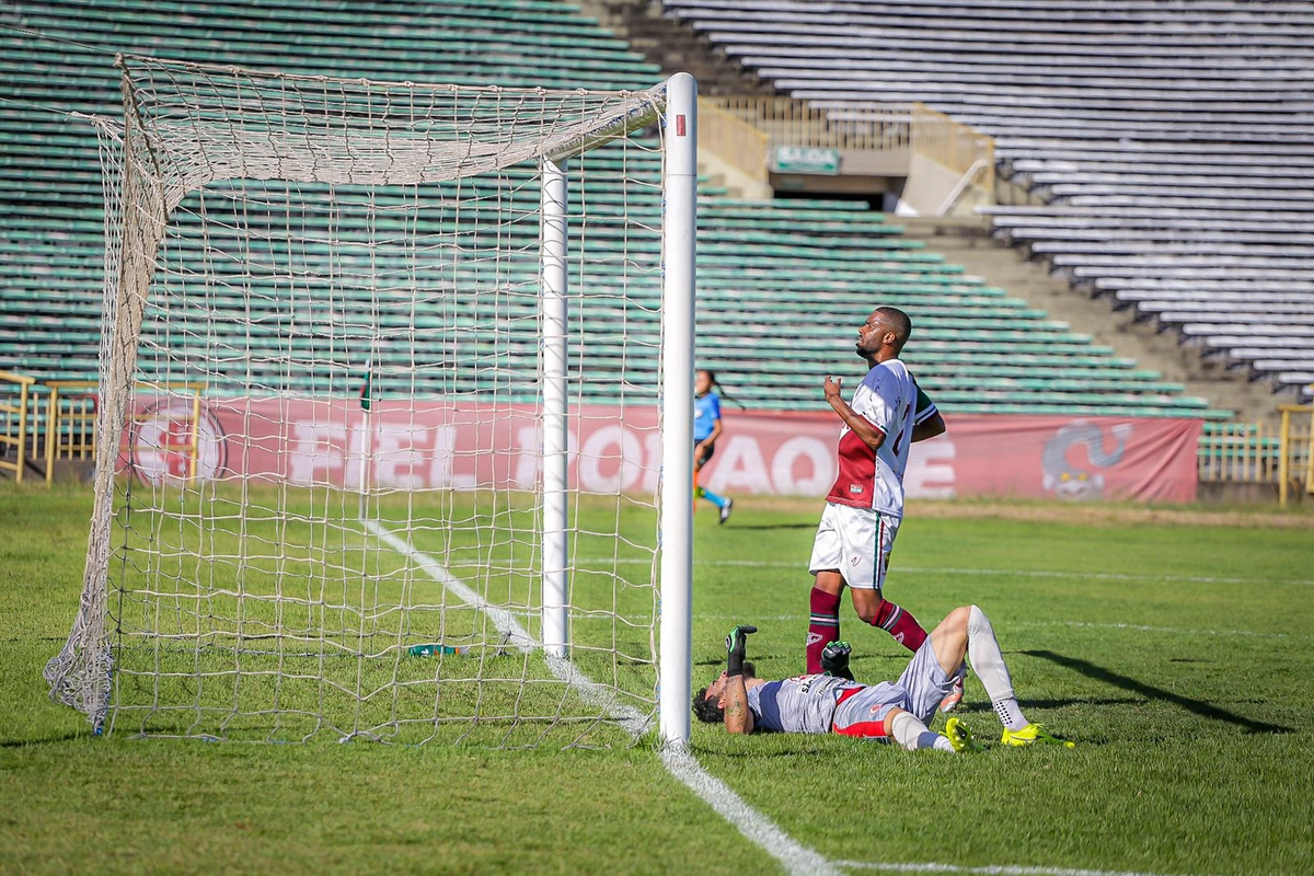 Goleiro faz grande defesa e evita o gol do Fluminense