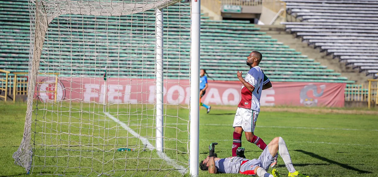 Goleiro faz grande defesa e evita o gol do Fluminense