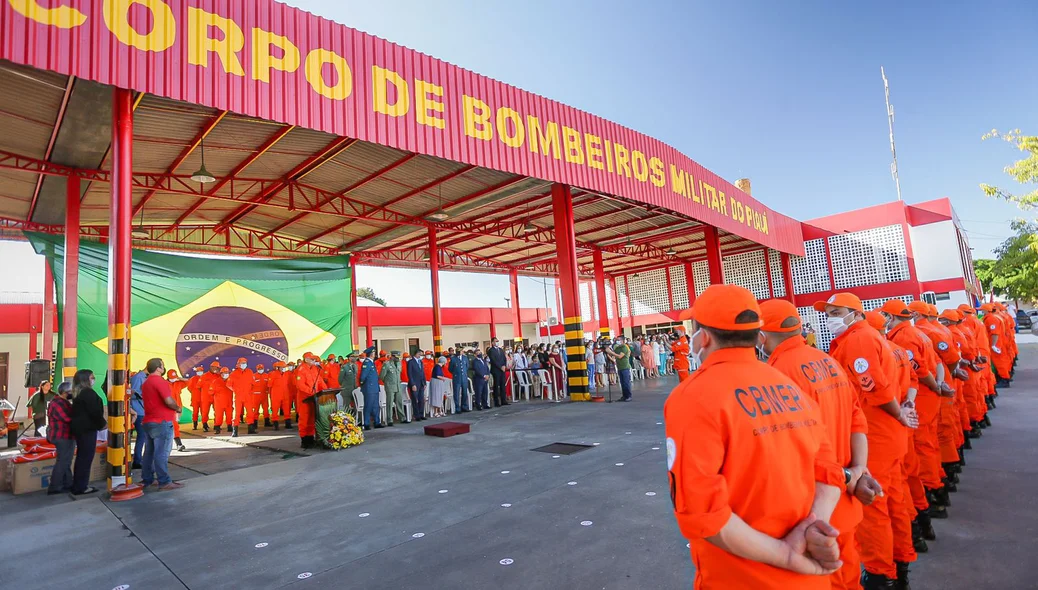 Governadora, Regina Sousa, assina promoções do Corpo de Bombeiros