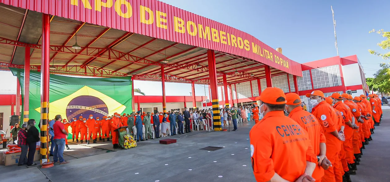 Governadora, Regina Sousa, assina promoções do Corpo de Bombeiros