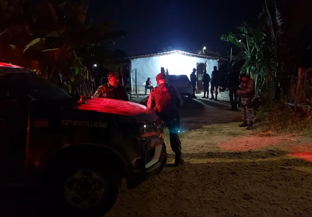 Homem foi executado dentro de casa