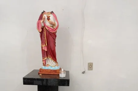 Imagem sagrada destruída