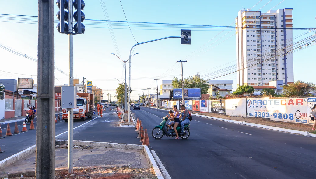 Implantação do semáforo, no cruzamento da avenida Zequinha Freire