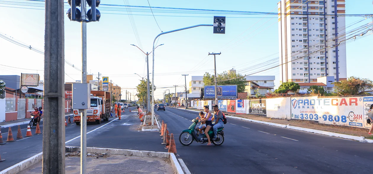 Implantação do semáforo, no cruzamento da avenida Zequinha Freire