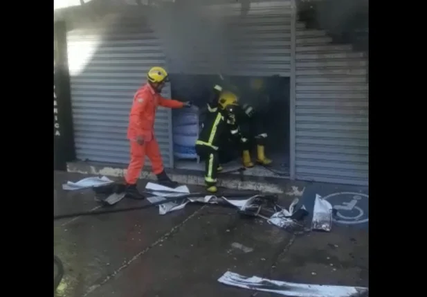 Incêndio destrói loja de roupas em Piripiri