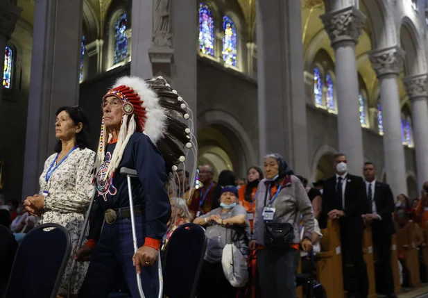 Indígenas acompanham missa celebrada pelo papa Francisco na basílica de Sainte-Anne-de-Beaupre.