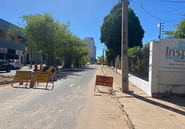 Interdição do trecho da avenida Senador Arêa Leão, no bairro São Cristóvão, zona Leste de Teresina