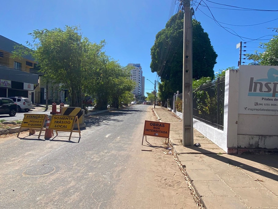 Interdição do trecho da avenida Senador Arêa Leão, no bairro São Cristóvão, zona Leste de Teresina