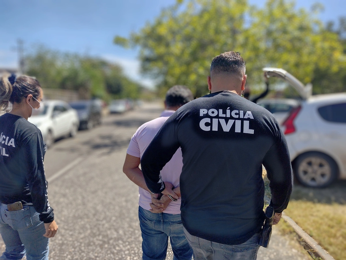 Isaías sendo conduzido pelos policiais do DHPP
