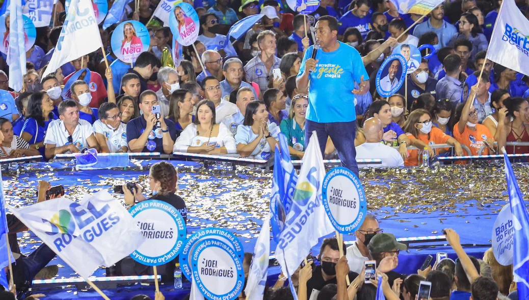 Joel Rodrigues discursando no palanque