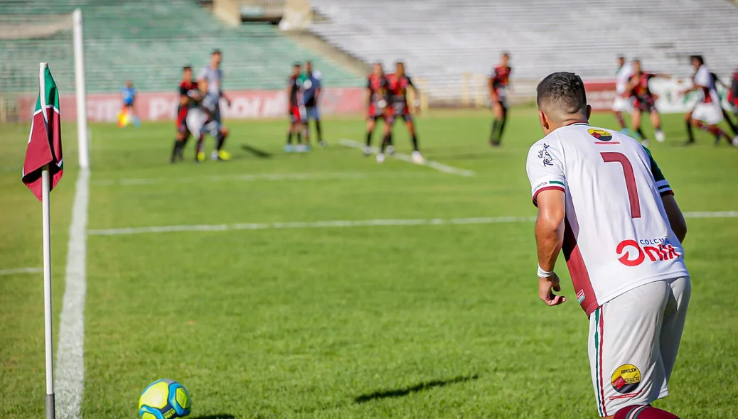 Jogador do Fluminense cobrando escanteio