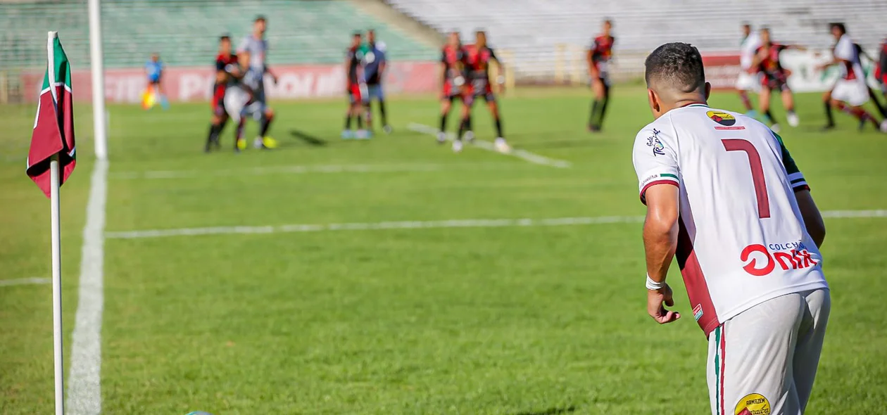 Jogador do Fluminense cobrando escanteio