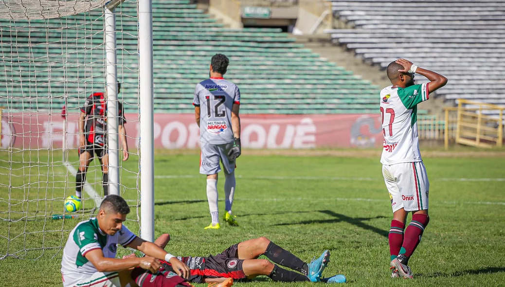 Jogador do Fluminense lamenta gol perdido