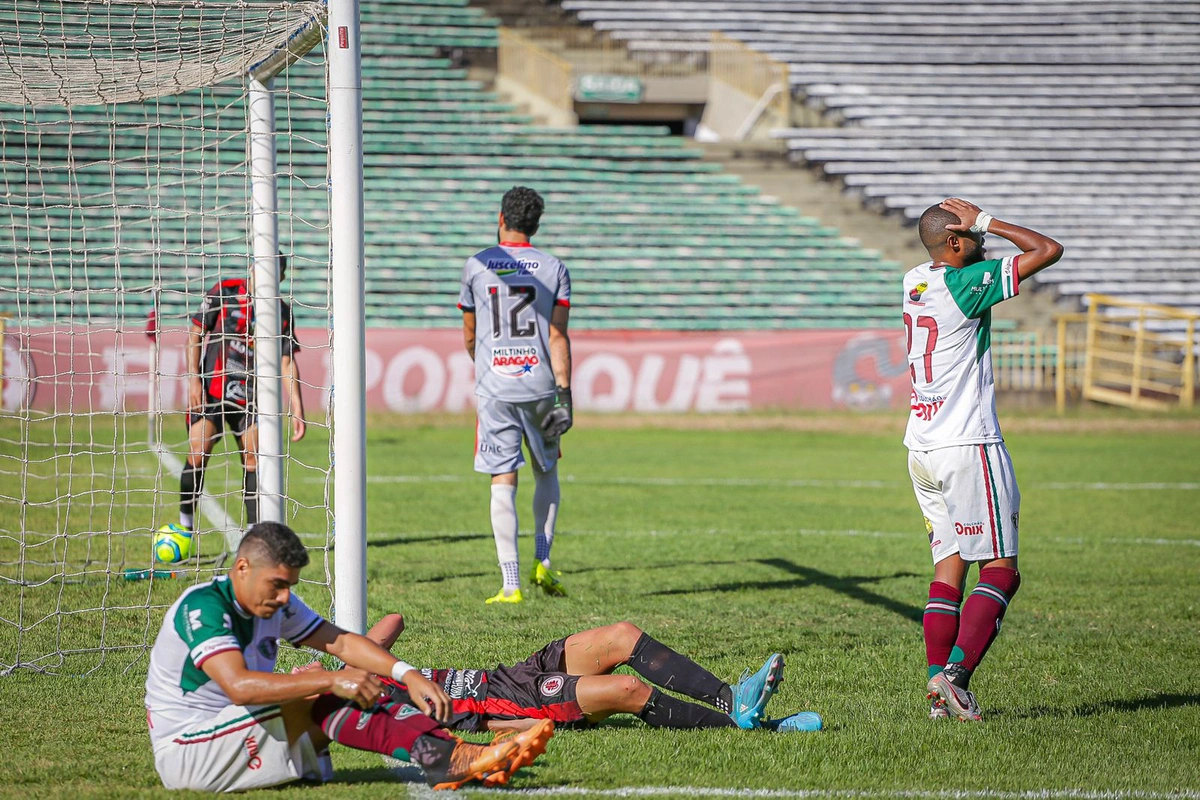 Jogador do Fluminense lamenta gol perdido