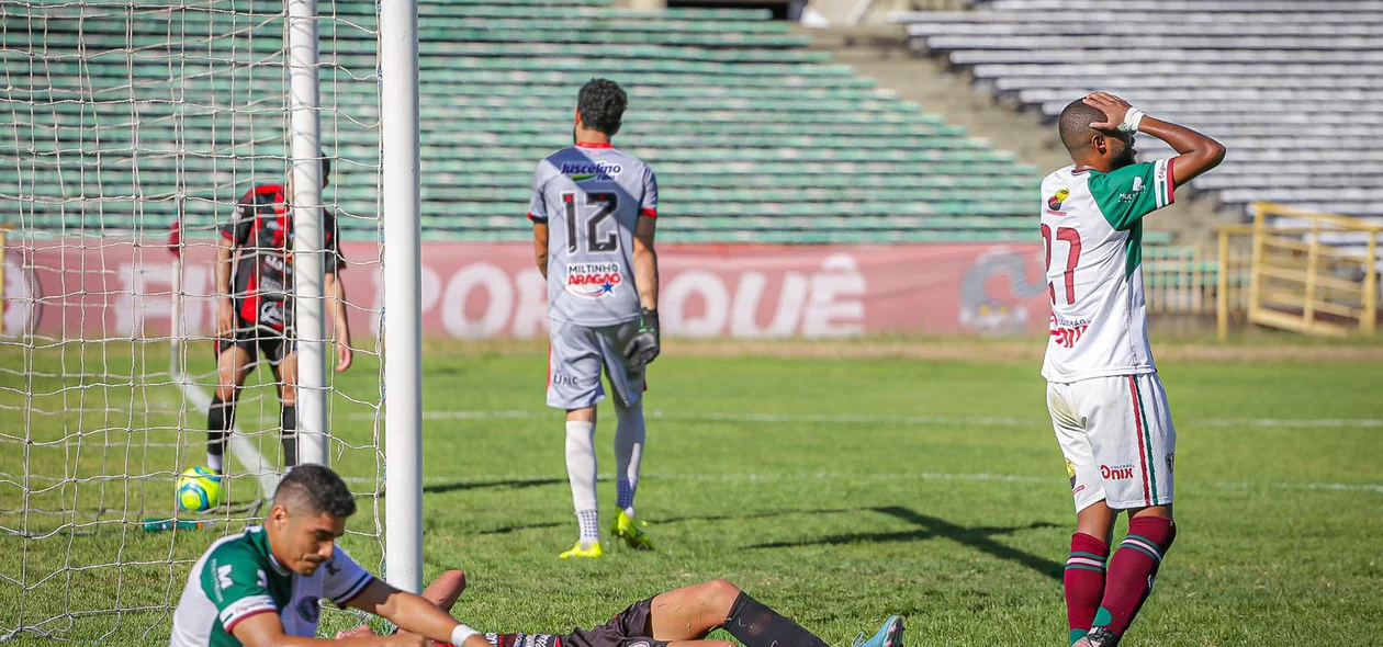 Jogador do Fluminense lamenta gol perdido