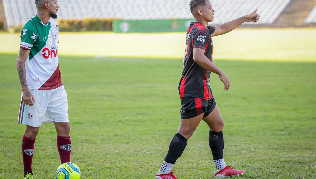 Jogador do Fluminense se preparando para cobrar falta